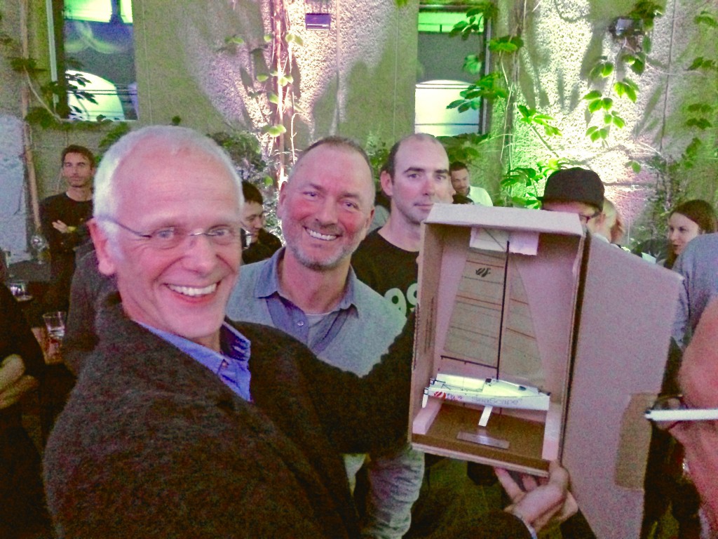 Thomas Hummels (links) und Jochen Denkena (Mitte) freuen sich über die große Ehre, den "Spirit of Seascape Award 2015" für die deutsche Seascape-Community entgegen genommen zu haben. Das dritte sehr aktive Vorstandsmitglied der KV, Heinz-Christian Bock, war leider geschäftlich verhindert.